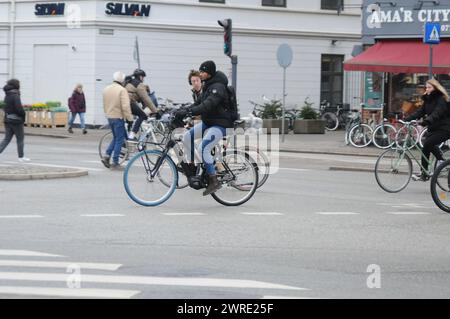 Copenhagen, Danimarca /12 Mach 2024/.pista ciclabile per ciclisti nella capitale dan ish Copenhagen. (Foto.Francis Joseph Dean/Dean Pictures) Foto Stock