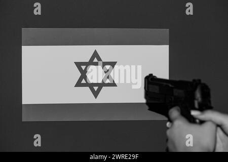Bandiere di Israele e Palestina dipinte su sfondo di pareti incrinate. Concetto di conflitto tra Israele e le autorità palestinesi. Alta qualità Foto Stock