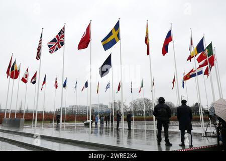 Bruxelles. 11 marzo 2024. Questa foto scattata l'11 marzo 2024 mostra una cerimonia per l'innalzamento della bandiera per l'adesione della Svezia all'Organizzazione del Trattato del Nord Atlantico (NATO) presso il quartier generale della NATO a Bruxelles, in Belgio. Crediti: Zhao Dingzhe/Xinhua/Alamy Live News Foto Stock