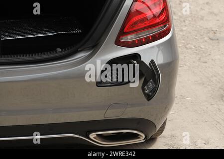 Il posto adatto per il caricabatterie portatile per auto elettriche. Immagine dell'auto grigia nel parcheggio. Foto Stock