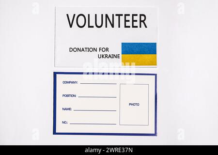 Immagine su sfondo bianco con 2 carte di accreditamento per il volontariato e il sostegno all'Ucraina. Foto Stock