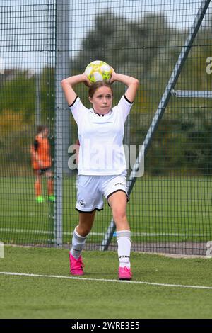 Hatfield, Inghilterra. 28 agosto 2019. Evie Hughes di Swansea City prende parte all'amichevole tra Arsenal Women FC Development Under 14 e Swansea City Girls Development Under 14 presso l'University of Hertfordshire Sports Village di Hatfield, Inghilterra, Regno Unito, il 28 agosto 2019. Crediti: Duncan Thomas/Majestic Media. Foto Stock