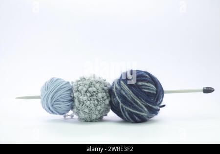 palle di lana sulle sfumature blu in diversi filati isolati sul bianco Foto Stock