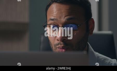 Indiano scioccato stressato stupito cattivo meraviglia uomo d'affari shock arabo americano confuso datore di lavoro lavoratore guardando con grandi occhi nel computer portatile Foto Stock