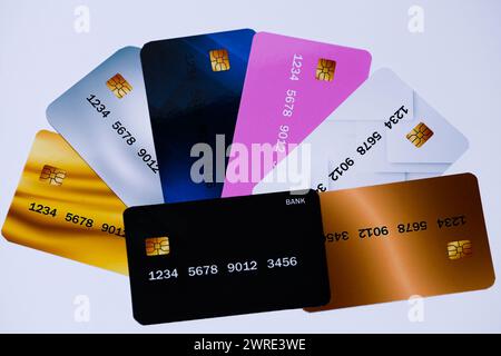 Immagine su sfondo grigio con carte bancarie di diversi colori che hanno il significato di oro, argento, bronzo. Foto di alta qualità Foto Stock