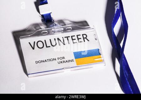 Immagine su sfondo bianco con un accreditamento scritto volontariamente, donazione per l'ucraina. Foto Stock