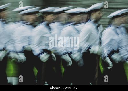 Marinesoldaten des Wachbataillon, aufgenommen im Rahmen eines Empfangs mit militaerischen Ehren im Bundeskanzleramt a Berlino, 12.03.2024. Berlin Deutschland *** Marines del Battaglione della Guardia, fotografati durante un ricevimento con lode militari presso la Cancelleria federale di Berlino, 12 03 2024 Berlino Germania Copyright: xFlorianxGaertnerxphotothek.dex Foto Stock