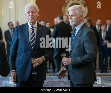 Praga, Repubblica Ceca. 12 marzo 2024. Il presidente ceco Petr Pavel (a destra) conferisce una decorazione di stato all'ex presidente degli Stati Uniti Bill Clinton (a sinistra) a Praga, Repubblica Ceca, 12 marzo 2024. Crediti: Michaela Rihova/CTK Photo/Alamy Live News Foto Stock