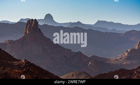 Paesaggio di Hoggar nel deserto del Sahara, Algeria. Le ripide vette si innalzano in un ambiente minerale Foto Stock