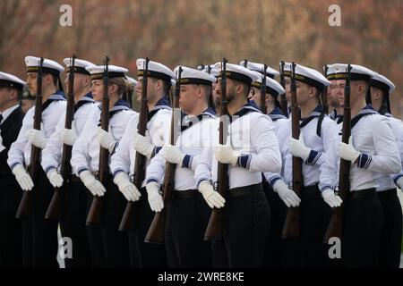 Berlino, Germania. 12 marzo 2024. I soldati del Battaglione della Guardia stanno di fronte alla Cancelleria Federale prima dell'accoglienza del Presidente della Repubblica delle Filippine. Crediti: Sebastian Christoph Gollnow/dpa/Alamy Live News Foto Stock