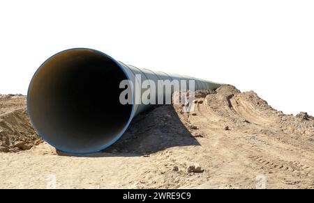 Il tubo fognario di grandi dimensioni si trova sulla sabbia. Isolato su bianco Foto Stock