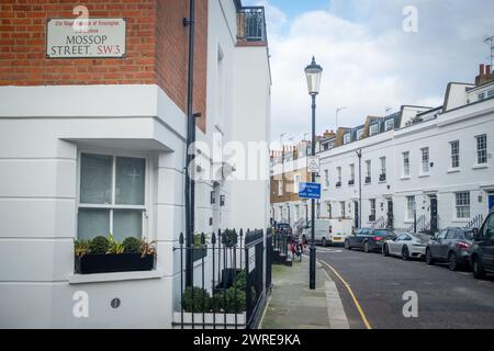 LONDRA - 11 GENNAIO 2024: Strada di eleganti case a schiera di stucchi bianchi nell'area SW3 di Kensington e Chelse Foto Stock