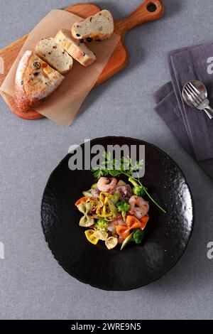 Si tratta di un piatto delizioso e sostanzioso di pasta farfalle. La pasta viene cotta alla perfezione e il sugo è ricco e saporito. Foto Stock