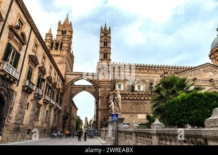 Palermo, Italia - 13 maggio 2023: Facciata della cattedrale di Palermo con persone intorno al centro storico di Palermo, Sicilia, Italia Foto Stock