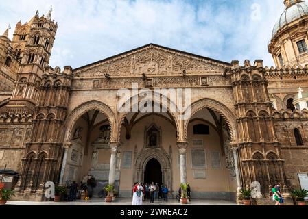 Palermo, Italia - 13 maggio 2023: Facciata della cattedrale di Palermo con persone intorno al centro storico di Palermo, Sicilia, Italia Foto Stock