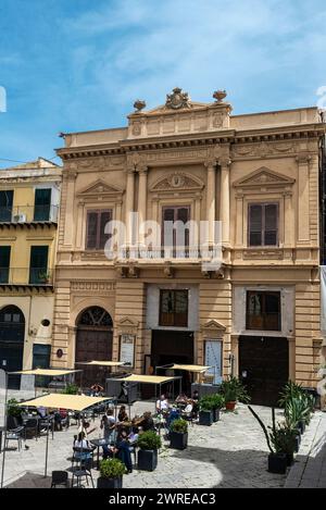 Palermo, Italia - 13 maggio 2023: Facciata del teatro Bellini con persone intorno nel centro storico di Palermo, Sicilia, Italia Foto Stock