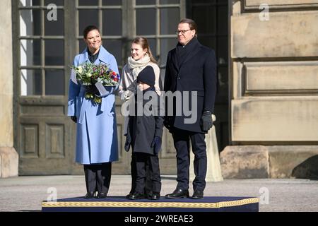 Stoccolma, Svezia. 12 marzo 2024. La Principessa Vittoria, la Principessa Estelle, il Principe Oscar e il Principe Daniele celebrano il giorno del nome di Vittoria nel cortile interno del Palazzo reale di Stoccolma, Svezia, 12 marzo 2024. Foto: Fredrik Sandberg/TT/codice 10080 credito: TT News Agency/Alamy Live News Foto Stock