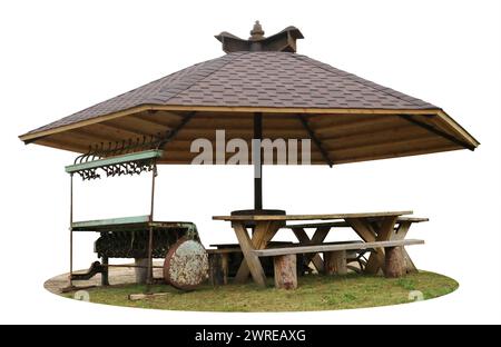 Tavoli in legno, panchine e ombrellone in un'area relax rustica. Pn bianco isolato Foto Stock