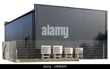 Quattro condizionatori d'aria installati sulla parete posteriore di un edificio industriale. Isolato su bianco Foto Stock