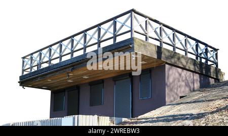 Ponte di osservazione sul litorale con ringhiere in tavole di legno. Isolato su bianco Foto Stock