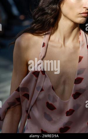 Parigi, Francia. 4 marzo 2024. Una modella cammina sulla passerella della sfilata Stella McCartney durante la sfilata di moda Autunno Inverno 2024 alla Paris Fashion Week di Parigi il 4 marzo 2024. (Foto di Jonas Gustavsson/Sipa USA) credito: SIPA USA/Alamy Live News Foto Stock