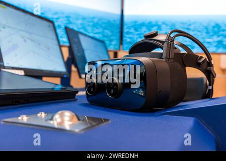 Pannello di controllo dell'imbarcazione con visore VR, apparecchiatura del sistema di simulazione della navigazione marina Foto Stock