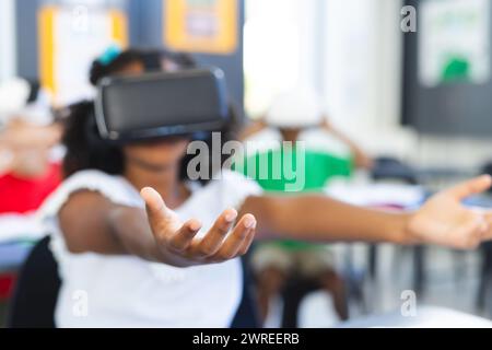 Uno studente sta sperimentando la realtà virtuale in un ambiente scolastico Foto Stock