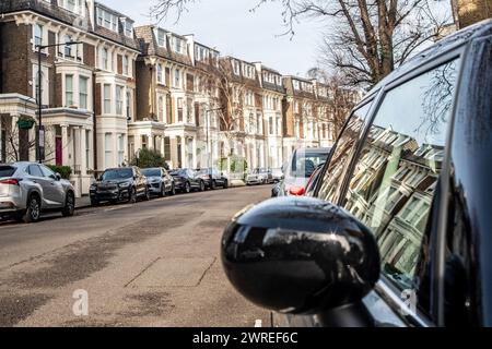 LONDRA - 24 GENNAIO 2024: Strada residenziale di case a schiera nella zona di maida vale di Paddington, Londra Foto Stock