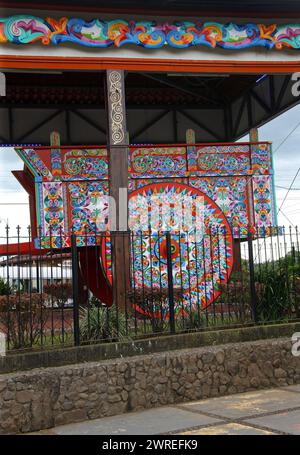 Carrello OX, Sarchi, Central Highlands, Costa Rica. Sarchi è una città della Costa Rica famosa per la sua arte e i suoi mobili artigianali. Foto Stock