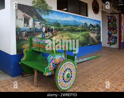 Carrello OX, Sarchi, Central Highlands, Costa Rica. Sarchi è una città della Costa Rica famosa per la sua arte e i suoi mobili artigianali. Foto Stock