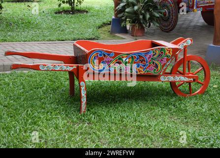 Carrello OX, Sarchi, Central Highlands, Costa Rica. Sarchi è una città della Costa Rica famosa per la sua arte e i suoi mobili artigianali. Foto Stock