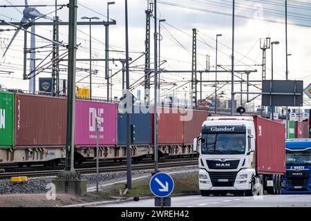 Hafen Hamburg, Container Umschlag, Bahnlinie am Container Terminal Burchardkai, Transport auf der Schiene und Straße, vom und zum Hafen, Hamburg Deutschland, Containerhafen HH *** Porto di Amburgo, movimentazione container, linea ferroviaria al Container Terminal Burchardkai, trasporto ferroviario e stradale, da e per il porto, Amburgo Germania, porto container HH Foto Stock