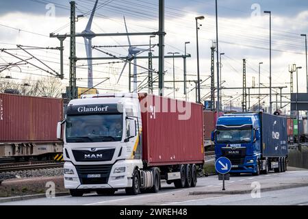 Hafen Hamburg, Container Umschlag, Bahnlinie am Container Terminal Burchardkai, Transport auf der Schiene und Straße, vom und zum Hafen, Hamburg Deutschland, Containerhafen HH *** Porto di Amburgo, movimentazione container, linea ferroviaria al Container Terminal Burchardkai, trasporto ferroviario e stradale, da e per il porto, Amburgo Germania, porto container HH Foto Stock