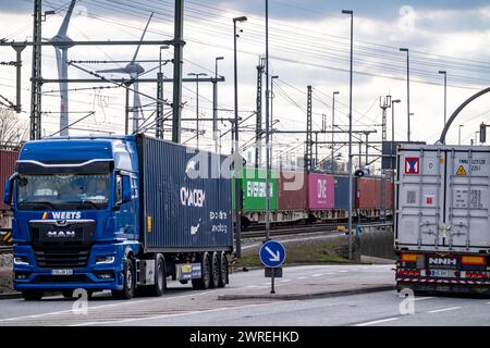 Hafen Hamburg, Container Umschlag, Bahnlinie am Container Terminal Burchardkai, Transport auf der Schiene und Straße, vom und zum Hafen, Hamburg Deutschland, Containerhafen HH *** Porto di Amburgo, movimentazione container, linea ferroviaria al Container Terminal Burchardkai, trasporto ferroviario e stradale, da e per il porto, Amburgo Germania, porto container HH Foto Stock