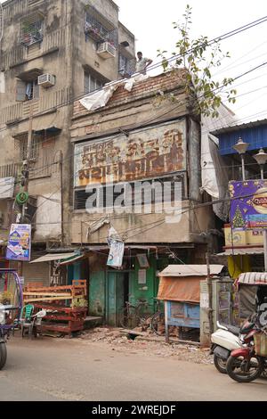 Howrah, Bengala Occidentale, India - 12 marzo 2024: Edificio storico sulla Netaji Subhas Road per fare posto al nuovo sviluppo. Un vecchio edificio fatiscente, loc Foto Stock