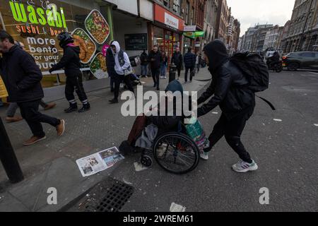 Povertà intorno all'area intorno alla stazione di London Bridge, nel cuore della City of London, Inghilterra, Regno Unito Foto Stock