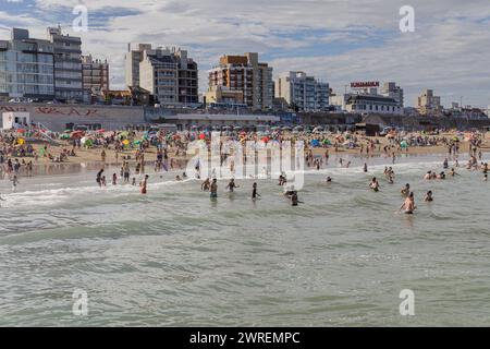 Mar del Plata, Argentina - 15 gennaio 2024: Persone che nuotano alla spiaggia Stella Maris di Mar del Plata. Foto Stock