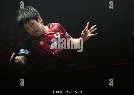 Singapore. 12 marzo 2024. Harimoto Tomokazu, giapponese, torna a casa durante il round del 32 contro la Danimarca Jonathan Groth al World Table Tennis Singapore Smash 2024 di Singapore, 12 marzo 2024. Credito: Poi Chih Wey/Xinhua/Alamy Live News Foto Stock