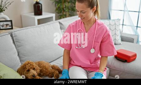 Giovane donna caucasica con cane veterinario seduto sul divano presso la clinica veterinaria Foto Stock