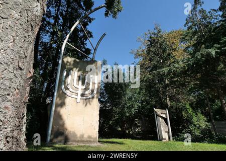 Dresda, Neuer Jüdischer Friedhof a Dresda-Johannstadt, an der Fiedlerstraße liegt der Neue Jüdische Friedhof. Auf einer Fläche von fast 14 Hektar gibt es hier ca. 3,000 Grabstellen. Er ist der gößte jüdische Friedhof a Sachsen. AM Eingang befindet sich die zentrale Totenhalle, die seit 1950 als Synagoge genutzt wird. Auf dem Dach der Totenhalle befindet sich ein DUPLIKAT des Davidsternes der Semper-Synagoge, Die während des 2. Weltkrieges zerstört wurde. Denkmal auf dem Freidhof Dresden Johannstadt-Nord Sachsen Deutschland *** Dresda, nuovo cimitero ebraico a Dresda Johannstadt, su Fiedler Foto Stock