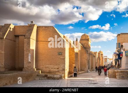 Persone fuori dalla grande Moschea di Kairouan, o Moschea di Uqba, a Kairouan, in Tunisia. La moschea è la più antica in Africa ed è nel mondo UNESCO He Foto Stock