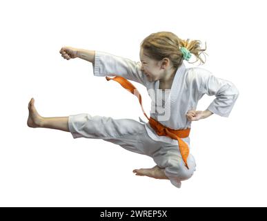 Giovane ragazza energica in uniforme di karate che esegue un calcio alto Foto Stock