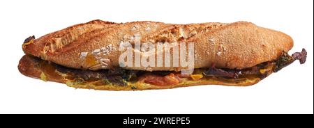 Vista dall'alto di un panino ciabatta appena sfornato con verdure e carne su sfondo bianco. Foto Stock