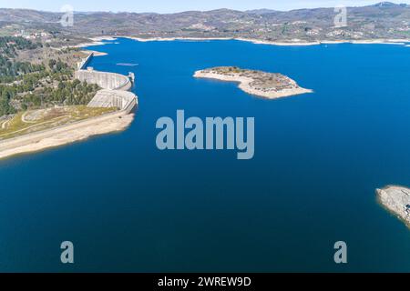 Vista aerea da un drone del bacino idrico di Pisoes alto Rabagao, nel nord del Portogallo. Comune di Montalegre Foto Stock