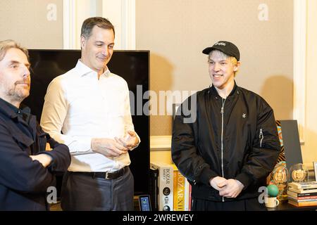 Bruxelles, Belgio. 12 marzo 2024. Il primo ministro Alexander De Croo e l'attore e cantante Mustii (Thomas Mustin) nella foto durante un incontro tra il primo ministro e l'artista belga che rappresenterà il paese al prossimo Eurovision Song Contest, martedì 12 marzo 2024. BELGA PHOTO JAMES ARTHUR GEKIERE credito: Belga News Agency/Alamy Live News Foto Stock