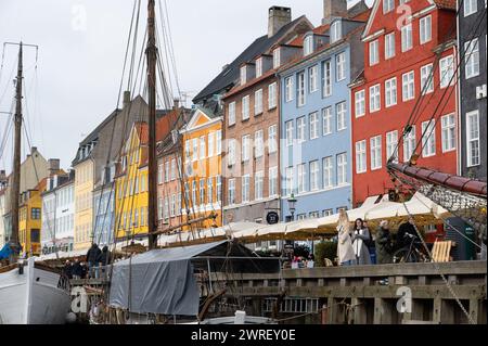 Nyhavn, letteralmente Porto nuovo, famoso per le sue case dai colori vivaci e i ristoranti di Copenhagen in Danimarca. Da qui i turisti possono fare escursioni sui canali Foto Stock