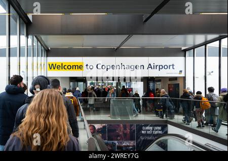 Cartelli con scritto "Benvenuti all'aeroporto di Copenaghen" all'aeroporto di Kastrup a Copenaghen, Danimarca Foto Stock