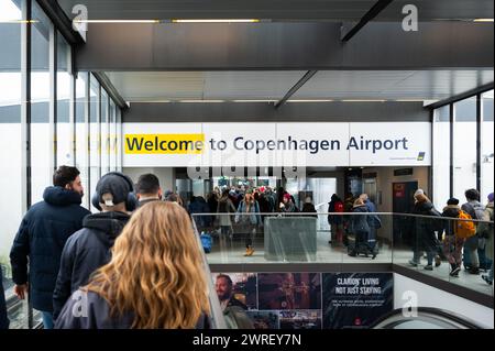 Cartelli con scritto "Benvenuti all'aeroporto di Copenaghen" all'aeroporto di Kastrup a Copenaghen, Danimarca Foto Stock