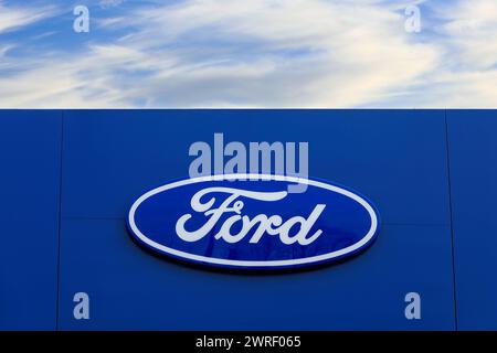 Logo Ford Motor Company presso la concessionaria contro fairweather Sky. L'azienda è stata fondata da Henry Ford a mi, USA nel 1903. Salo, Finlandia. 10 marzo 24. Foto Stock