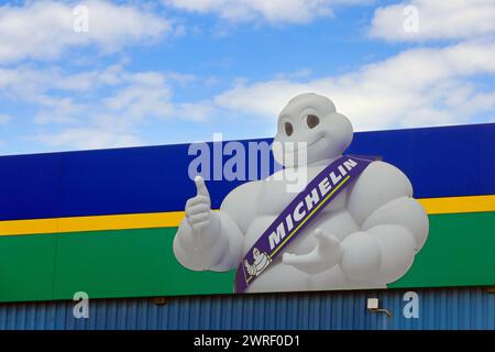 Bibendum o Michelin Man, la mascotte ufficiale dell'azienda francese di pneumatici Michelin, fondata nel 1889. Salo, Finlandia. 10 marzo 2024. Foto Stock